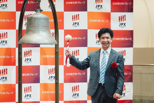 セレモニーの鐘を鳴らす南