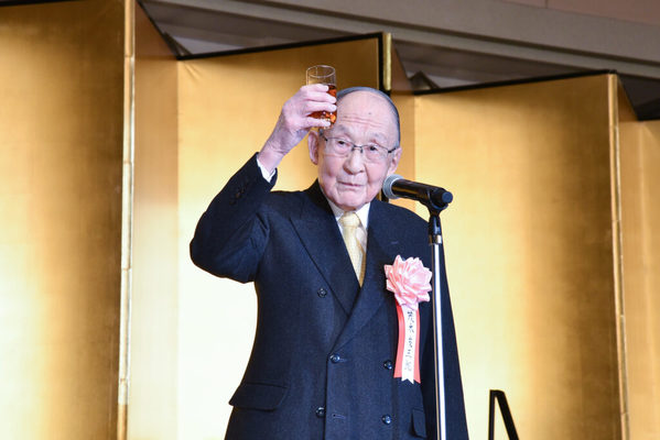 乾杯の音頭を取る茂木友三郎 キッコーマン取締役名誉会長