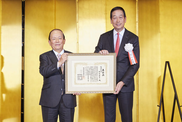 経済界大賞　魚谷雅彦 資生堂会長CEO審査委員長の武藤敏郎 大和総研名誉理事から表彰状を受け取る魚谷雅彦 資生堂会長CEO