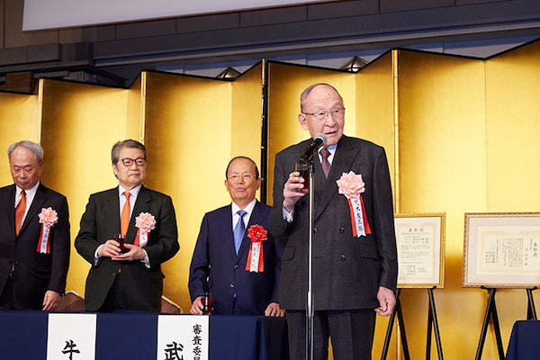 乾杯の音頭を取る茂木友三郎 キッコーマン取締役名誉会長