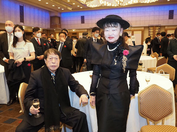 元谷外志雄・アパグループ代表（左）と元谷芙美子・アパホテル社長