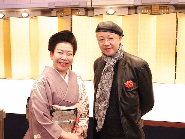 パティシエの辻口博啓氏（右）と佐藤有美・経済界社長