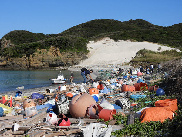 対馬の海岸に漂着する海洋ごみ。掃除しても、すぐに元通りになってしまうイタチごっこの繰り返し