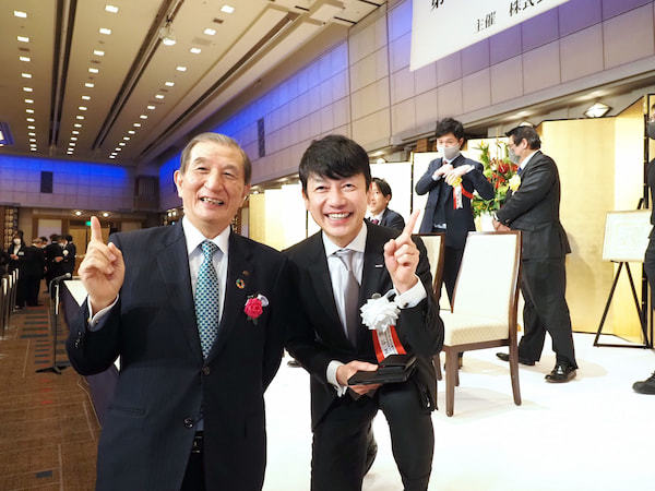 野本弘文・東急会長（左）と熊谷正寿氏
