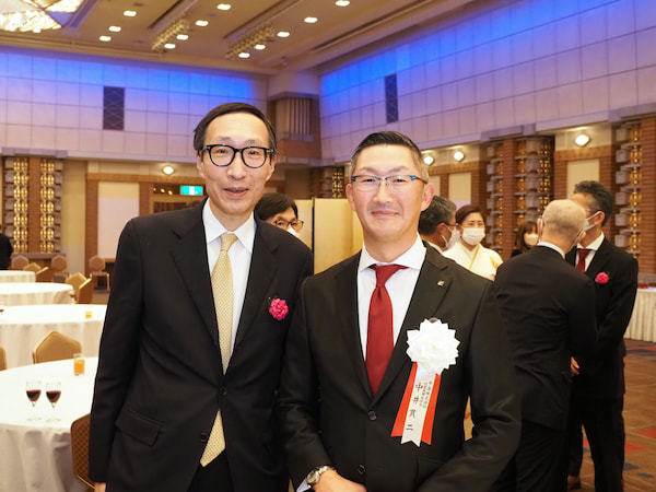山口一城・日本ケミファ社長（左）と中井貫二氏