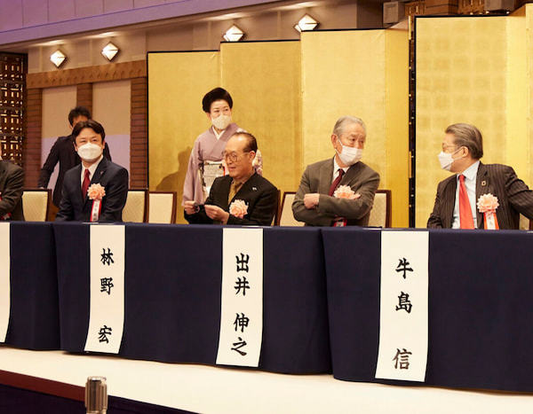 審査委員を務めた、右から牛島信・牛島総合法律事務所代表弁護士、出井伸之・クオンタムリープ会長、林野宏・クレディセゾン会長、山本敏行・SEVENファウンダー