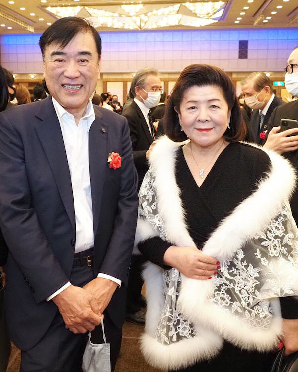 澤田秀雄・エイチ・アイ・エス会長兼社長（左）と佐川八重子・桜ゴルフ社長