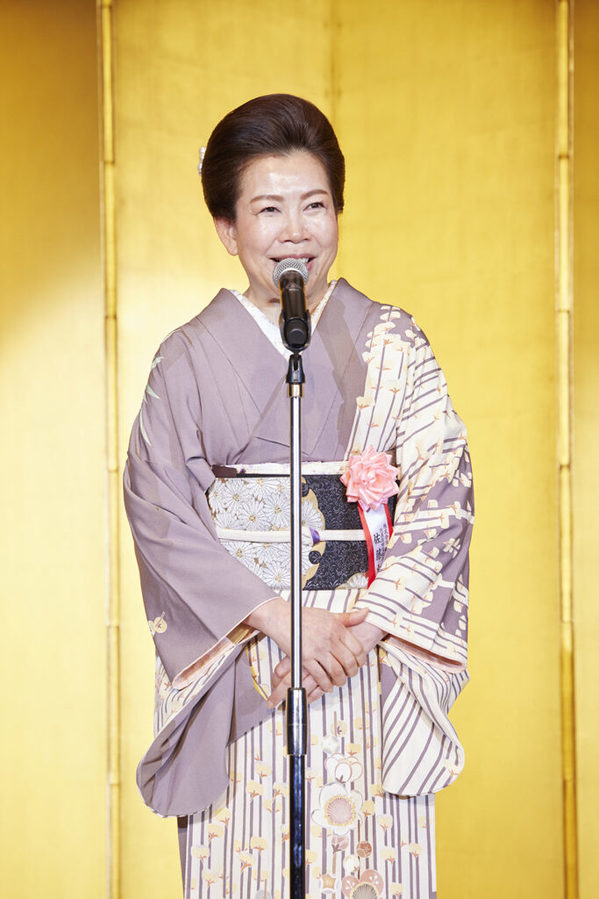 開会の挨拶をする佐藤有美 経済界代表取締役